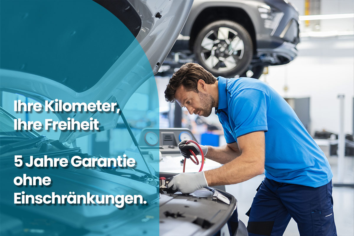 Hyundai Service Mitarbeiter arbeitet an Auto